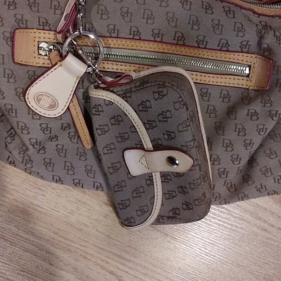 Dooney & Bourke Bag w accessories bag & key fob - Picture 4 of 4